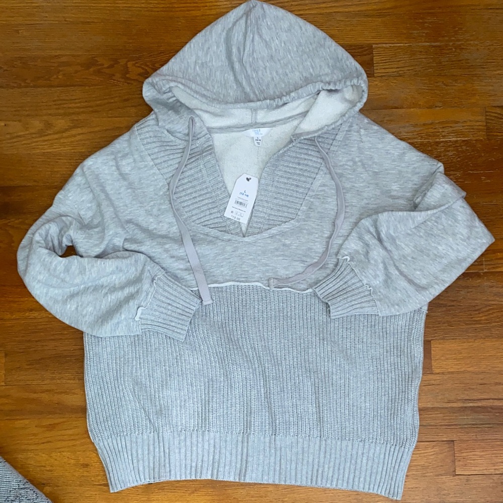 Time and Tru Light Gray V-Neck women’s Sweater/hoodie